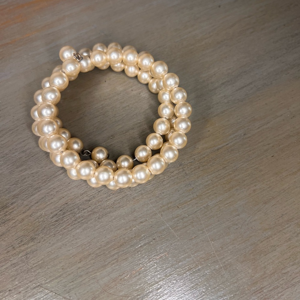 Source Unknown Cream Bracelet with Timeless Elegance